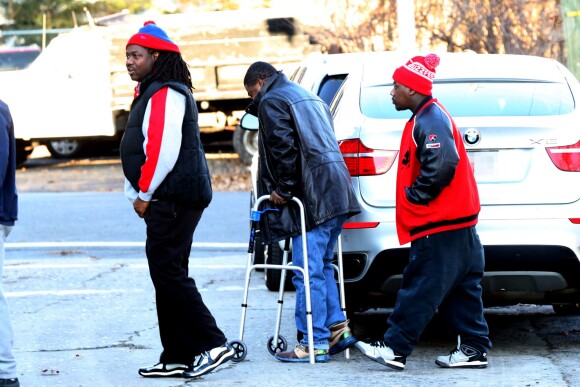 Exclusive - Tracy Morgan, entouré de sa famille, tente de remarcher six mois après son terrible accident de voiture dans le New Jersey, le 15 décembre 2014.