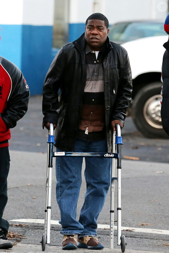 Le comédien Tracy Morgan, entouré de sa famille, tente de remarcher 6 mois après son terrible accident de voiture dans le New Jersey, le 15 décembre 2014.