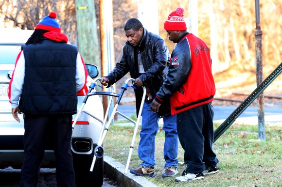 Exclusive - Tracy Morgan, entouré de sa famille, tente de remarcher six mois après son terrible accident de voiture dans le New Jersey, le 15 décembre 2014.