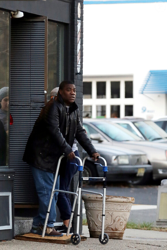 Exclusive - Tracy Morgan, entouré de sa famille, tente de remarcher six mois après son terrible accident de voiture dans le New Jersey, le 15 décembre 2014.