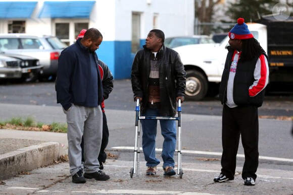 Exclusive - Tracy Morgan, entouré de sa famille, tente de remarcher six mois après son terrible accident de voiture dans le New Jersey, le 15 décembre 2014.