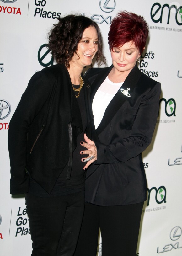 Sara Gilbert, Sharon Osbourne sur la Tapis rouge du Annual Environmental Media Awards à Los Angeles Le 18 Octobre 2014  