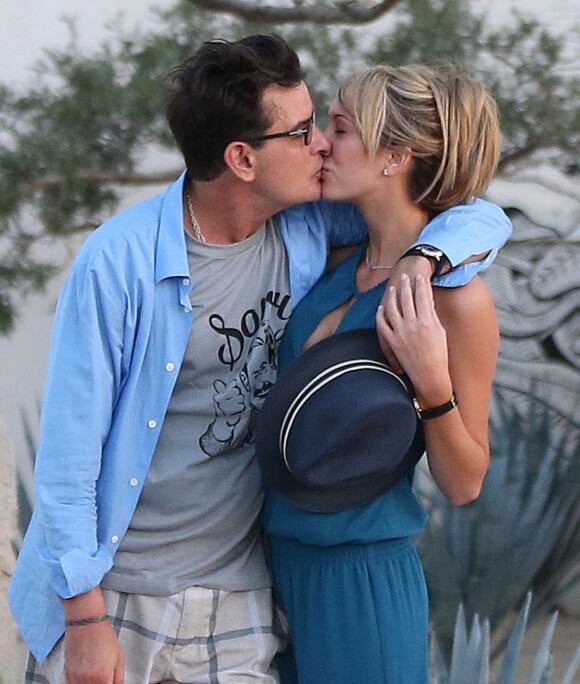 Charlie Sheen et sa petite amie Brett Rossi, une star du porno, posent devant l'hôtel "El Ganzo" à Cabo San Lucas, le 30 novembre 2013.