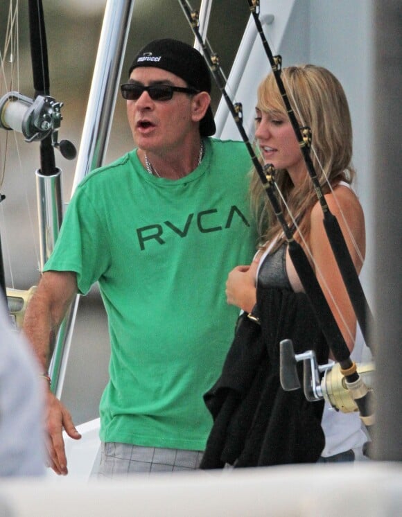 Charlie Sheen et sa nouvelle petite amie, Brett Rossi, une star du porno, en vacances à Cabo San Lucas au Mexique, le 29 novembre 2013. 