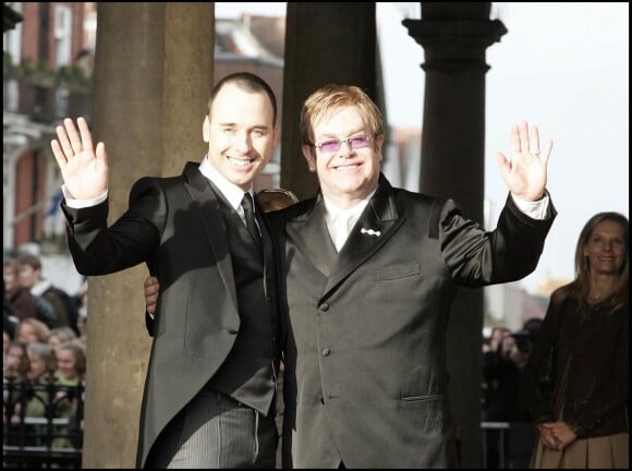 David Furnish et Elton John, lors de leur cérémonie d'union civiale, à Windsor, le 21 décembre 2005.