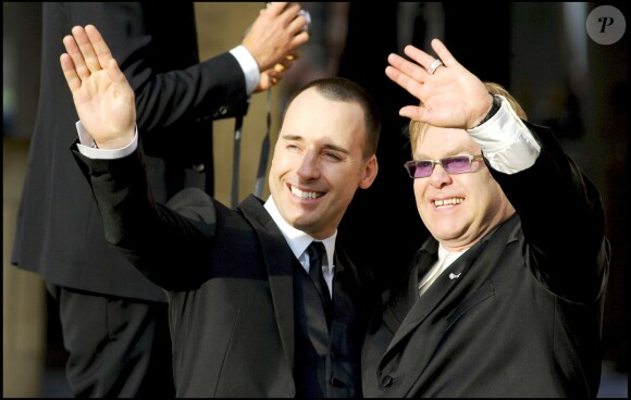 David Furnish et Elton John, lors de leur cérémonie d'union civiale, à Windsor, le 21 décembre 2005.