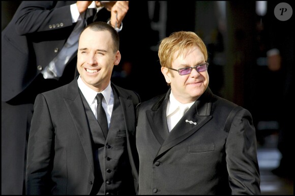 David Furnish et Elton John, lors de leur cérémonie d'union civiale, à Windsor, le 21 décembre 2005.