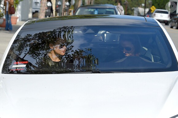 Kate Hudson et Matt Bellamy, complices dans la voiture, vont déjeuner avec leur fils Bingham à Los Angeles, le 17 décembre 2014.