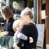 Kate Hudson et Matt Bellamy s'offrent un déjeuner avec leur fils Bingham à Los Angeles, le 17 décembre 2014, soit une semaine après l'officialisation de leur rupture.