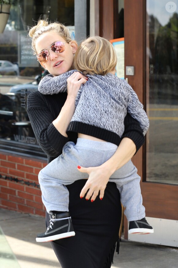Kate Hudson avec son fils dans les bras - Kate Hudson et Matt Bellamy s'offrent un déjeuner avec leur fils Bingham à Los Angeles, le 17 décembre 2014.