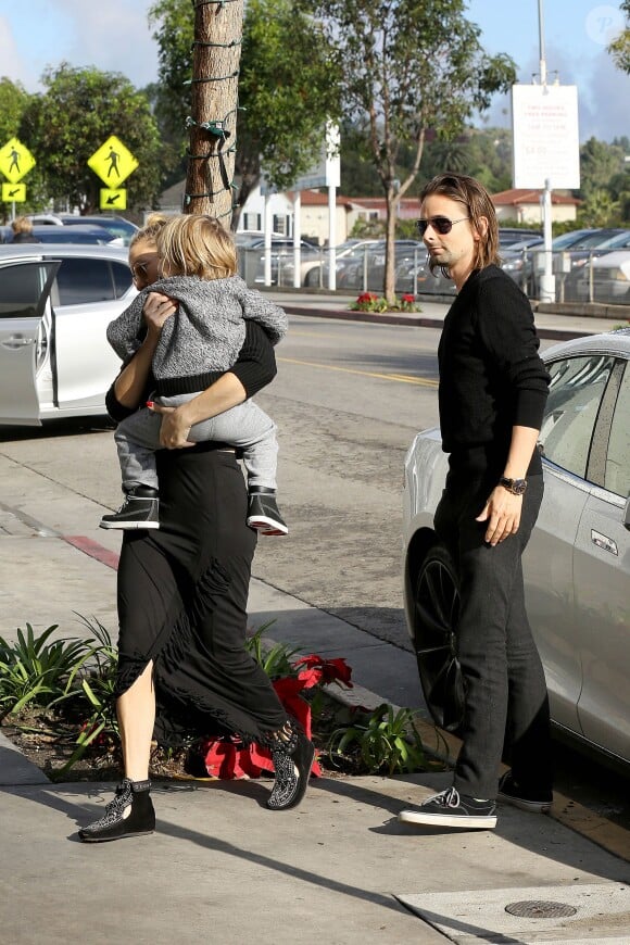 Kate Hudson et Matthew Bellamy s'offrent un déjeuner avec leur fils Bingham à Los Angeles, le 17 décembre 2014.
