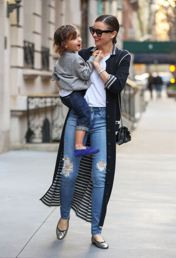 Miranda Kerr et son fils Flynn se promènent dans les rues de New York. Le 19 avril 2014