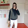 Kendall Jenner surprise dans une boutique Sprinkles à Beverly Hills, Los Angeles, porte un pull à carreaux Band of Outsiders, un jean blanc, un sac Céline beige et des souliers Aquazzura (modèle Sexy Thing). Le 17 décembre 2014.