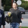 Exclusif - Miley Cyrus, de sortie à Toluca Lake et blessée au bras gauche, porte un pull et des bottines rag & bone, un jean destroy Tortoise et un sac et des lunettes de soleil Chanel. Le 14 décembre 2014.