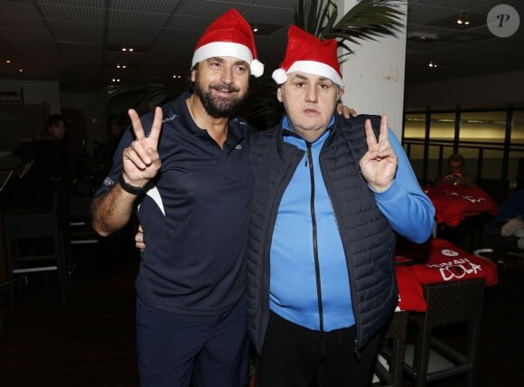 Henri Leconte et Pierre Ménès lors de la journée Sourire Gagnant organisée par l'association Enfant Star et Match au Levallois Sporting Club le 18 décembre 2014