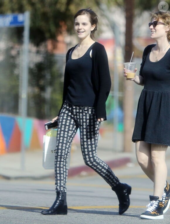 Emma Watson radieuse au naturel avec une amie à Los Angeles, le 26 novembre 2013.