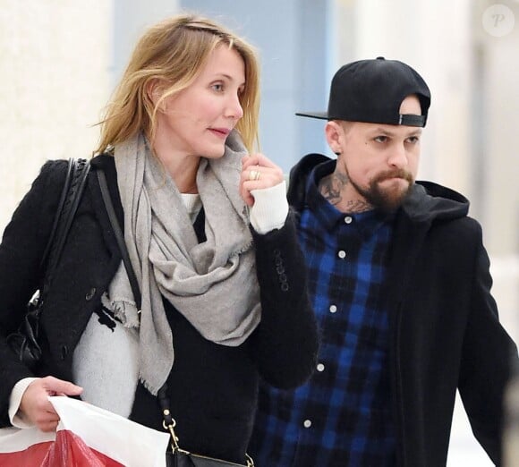 Cameron Diaz et son fiancé Benji Madden au JFK airport de New York le 17 décembre 2014.