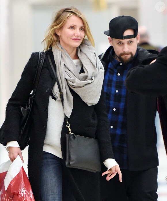 Cameron Diaz et son fiancé Benji Madden au JFK airport de New York le 17 décembre 2014.