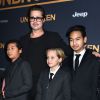 Brad Pitt avec ses enfants Maddox, Pax et Shiloh Jolie-Pitt à la première du film "Unbroken" à Hollywood, le 15 décembre 2014. 
