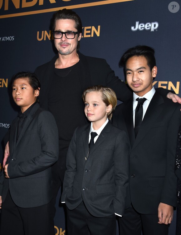 Brad Pitt avec ses enfants Maddox, Pax et Shiloh Jolie-Pitt à la première du film "Unbroken" à Hollywood, le 15 décembre 2014. 