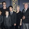 Brad Pitt avec ses enfants Maddox, Pax et Shiloh Jolie-Pitt à la première du film "Unbroken" à Hollywood, le 15 décembre 2014. La petite famille pose avec les parents de l'acteur, Jane et William Pitt.