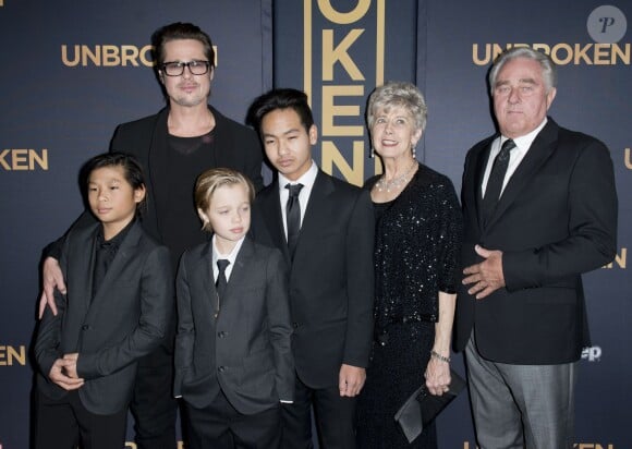 Brad Pitt avec ses enfants Maddox, Pax et Shiloh Jolie-Pitt à la première du film "Unbroken" à Hollywood, le 15 décembre 2014. La petite famille pose avec les parents de l'acteur, Jane et William Pitt.