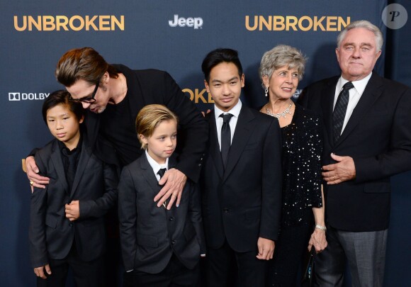 Brad Pitt avec ses enfants Maddox, Pax et Shiloh Jolie-Pitt à la première du film "Unbroken" à Hollywood, le 15 décembre 2014. La petite famille pose avec les parents de l'acteur, Jane et William Pitt.