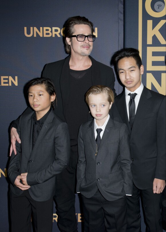 Brad Pitt avec ses enfants Maddox, Pax et Shiloh Jolie-Pitt à la première du film "Unbroken" à Hollywood, le 15 décembre 2014. 