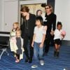 Brad Pitt et Angelina Jolie avec leurs enfants au Japon, le 10 novembre 2011.