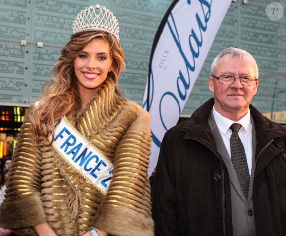Camille Cerf, miss France 2015, rencontre le maire de Coulogne, la ville dont elle est originaire, le samedi 20 décembre 2014.