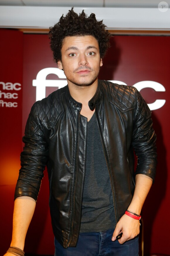 Kev Adams en séance de dédicaces à la Fnac des Ternes pour faire la promotion de la sortie DVD de son nouveau spectacle "Voilà Voilà" à Paris, le 5 novembre 2014. 