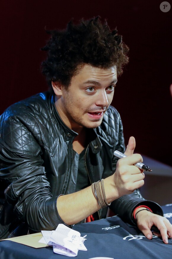 Kev Adams en séance de dédicaces à la Fnac des Ternes pour faire la promotion de la sortie DVD de son nouveau spectacle "Voilà Voilà" à Paris, le 5 novembre 2014.
