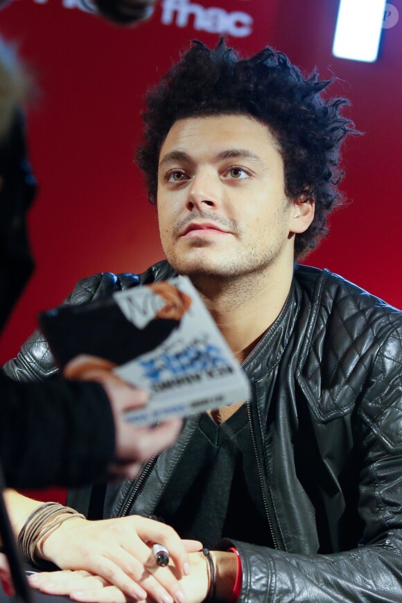 Kev Adams en séance de dédicaces à la Fnac des Ternes pour faire la promotion de la sortie DVD de son nouveau spectacle "Voilà Voilà" à Paris, le 5 novembre 2014.