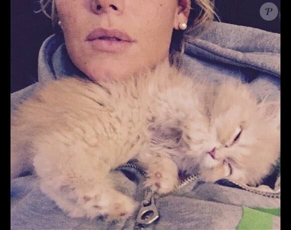 Aurélie Van Daelen ne se sépare plus de son petit chat qui lui tient chaud. Décembre 2014.