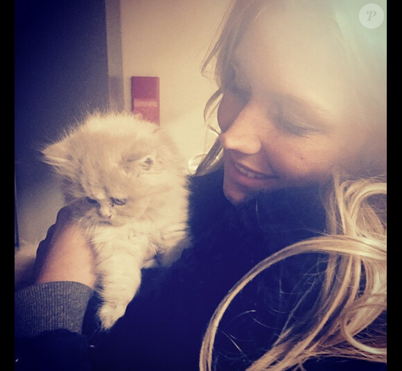 Aurélie Van Daelen et son adorable chaton. 2014.