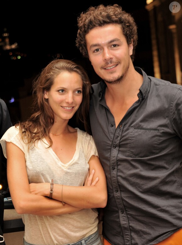 Les comédiens de la série "Plus Belle la Vie", Elodie Varlet (Estelle) et son ami Jérémie Poppe (Romain) posent à l'hôtel Intercontinental de Marseille le 14 juillet 2013
