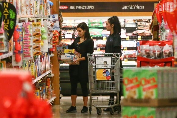 Kim Kardashian fait des courses dans un supermarché Ralph's. Los Angeles, le 23 décembre 2014.