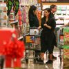 Kim Kardashian fait des courses dans un supermarché Ralph's à Los Angeles. Le 23 décembre 2014.