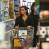 Kim Kardashian en pleine mission courses dans un supermarché Ralph's à Los Angeles. Le 23 décembre 2014.