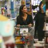 Kim Kardashian fait des courses dans un supermarché Ralph's à Los Angeles. Le 23 décembre 2014.