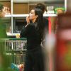 Kim Kardashian fait ses courses dans un supermarché Ralph's à Los Angeles. Le 23 décembre 2014.