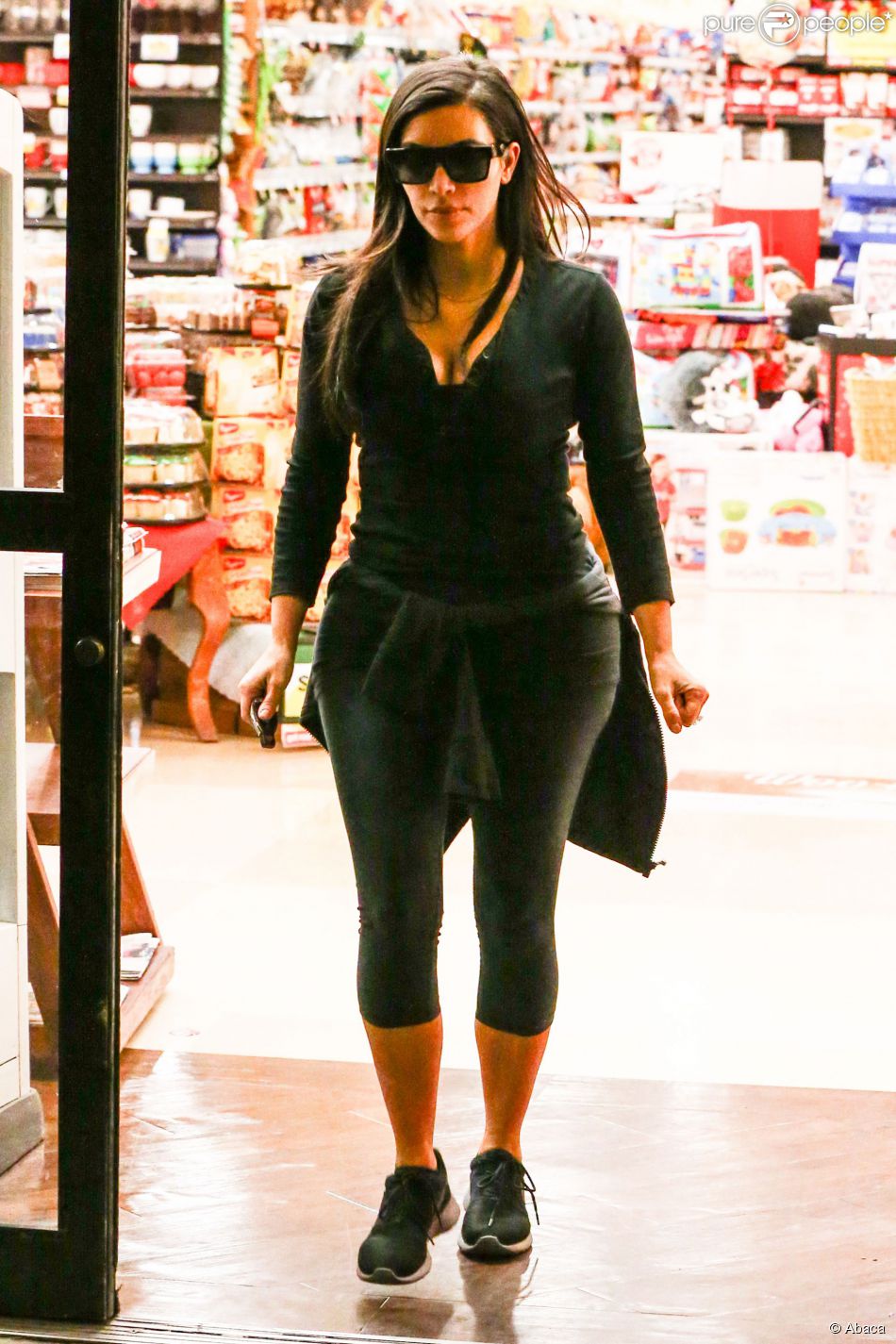 Kim Kardashian fait des courses dans un supermarché Ralph&#039;s à Los Angeles. Le 23 décembre 2014.