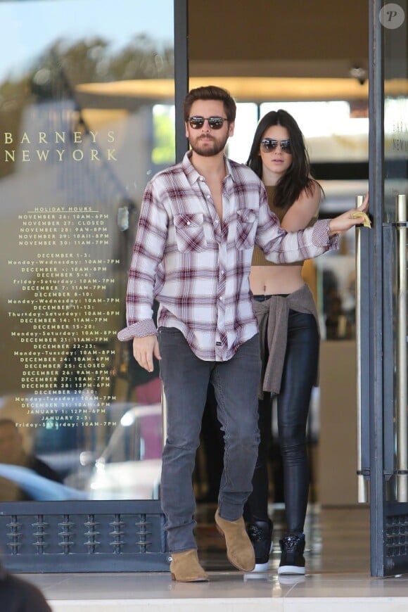 Kendall Jenner et Scott Disick quittent le centre commercial Barneys New York à Beverly Hills. Le 23 décembre 2014.