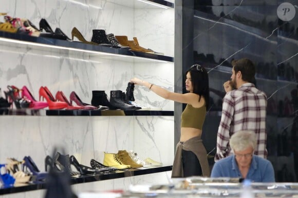 Kendall Jenner et Scott Disick font du shopping dans le magasin Saint Laurent à Beverly Hills. Los Angeles, le 23 décembre 2014.