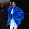 Rihanna, habillée d'un manteau en fourrure bleu Kye (collection automne-hiver 2014), d'un crop top blanc, d'un jean Isabel Marant Etoile, de chaussures Manolo Blahnik et d'un sac à dos Diesel (modèle Karola), se rend dans un magasin Toys"R"Us. New York, le 23 décembre 2014.