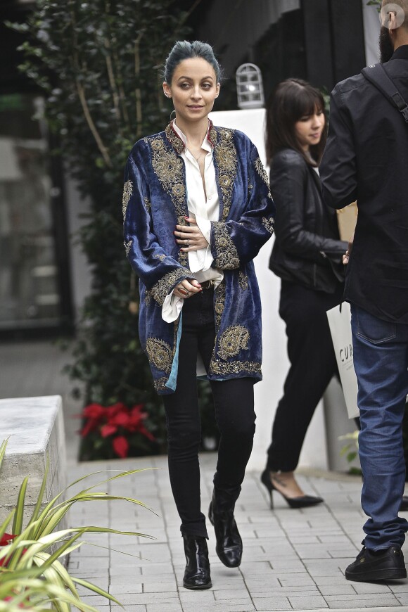 Nicole Richie quitte le magasin Curve à Malibu, Los Angeles, habillée d'une veste en velours bleu orné de broderies dorées, d'une chemise blanche, d'un jean noir et de bottines Lanvin. Le 19 décembre 2014.