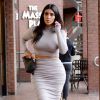 Kim Kardashian se rend au restaurant Chin Chin à Los Angeles, habillée d'un ensemble Meena Rose, de sandales transparentes et d'une pochette Bottega Veneta. Le 19 décembre 2014.