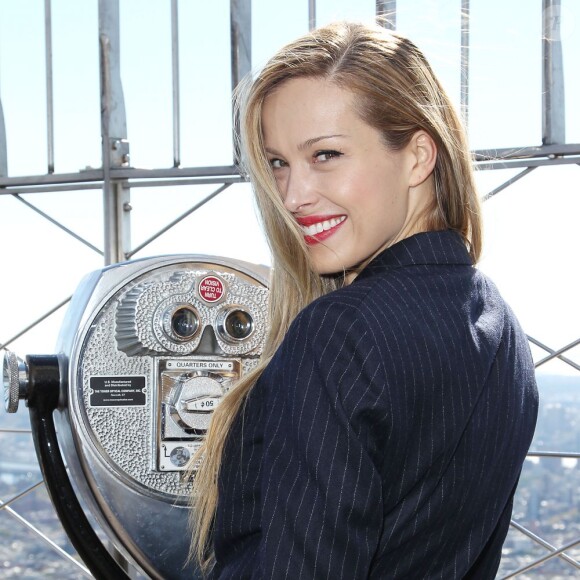 Petra Nemcova, au sommet de l'Empire State Building, observe la ville de New York. Le 16 octobre 2012.