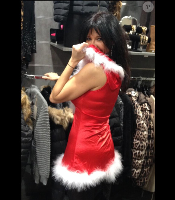 Nathalie, la cougar de Secret Story 8, se déguise en mère Noël sexy. Le 24 décembre 2014. Sa tenue a fait réagir sur Twitter.
