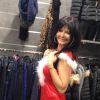 Nathalie, la cougar de Secret Story 8, se déguise en mère Noël sexy. Le 24 décembre 2014. Sa tenue a beaucoup fait réagir sur Twitter.
